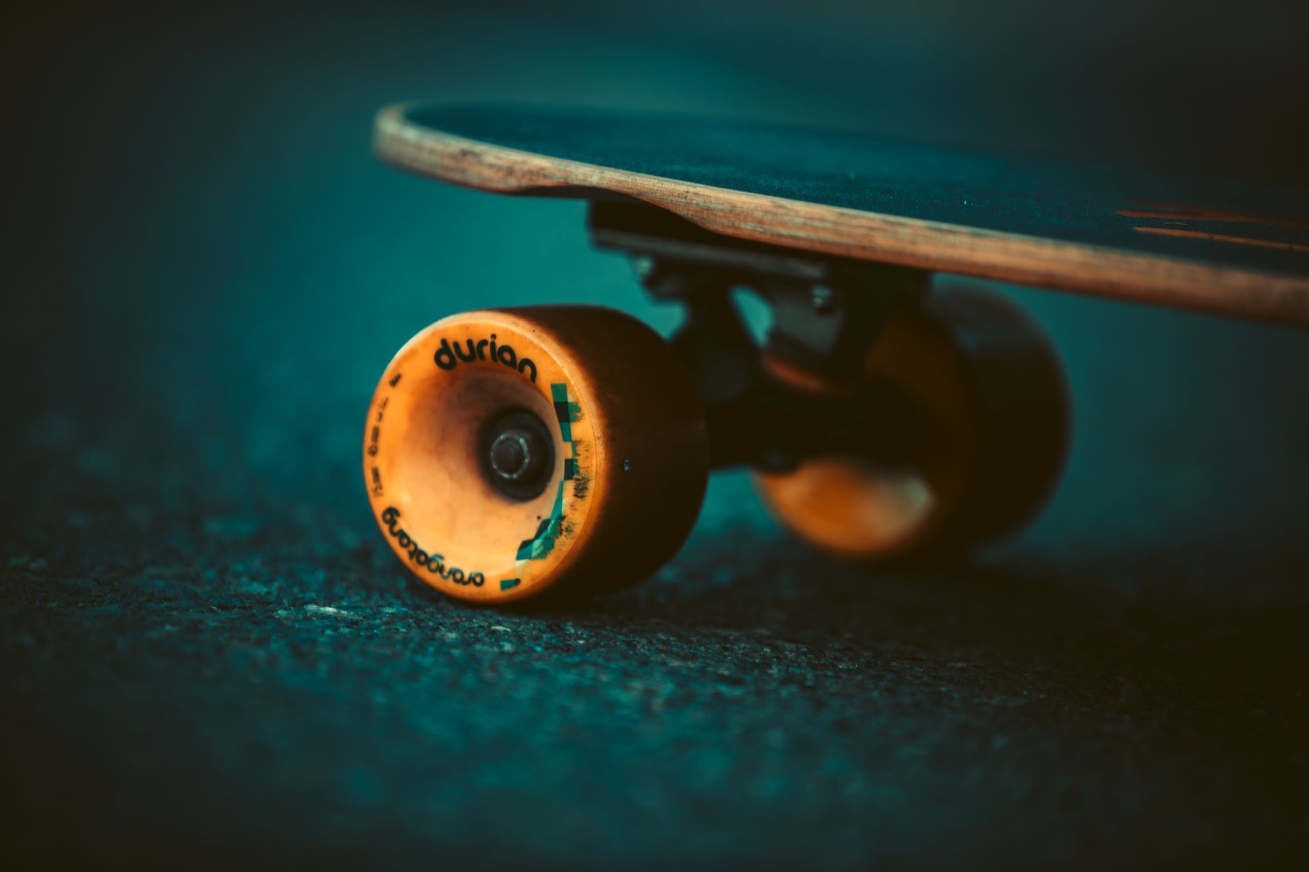 Skateboard Detail mit orangen Wheels