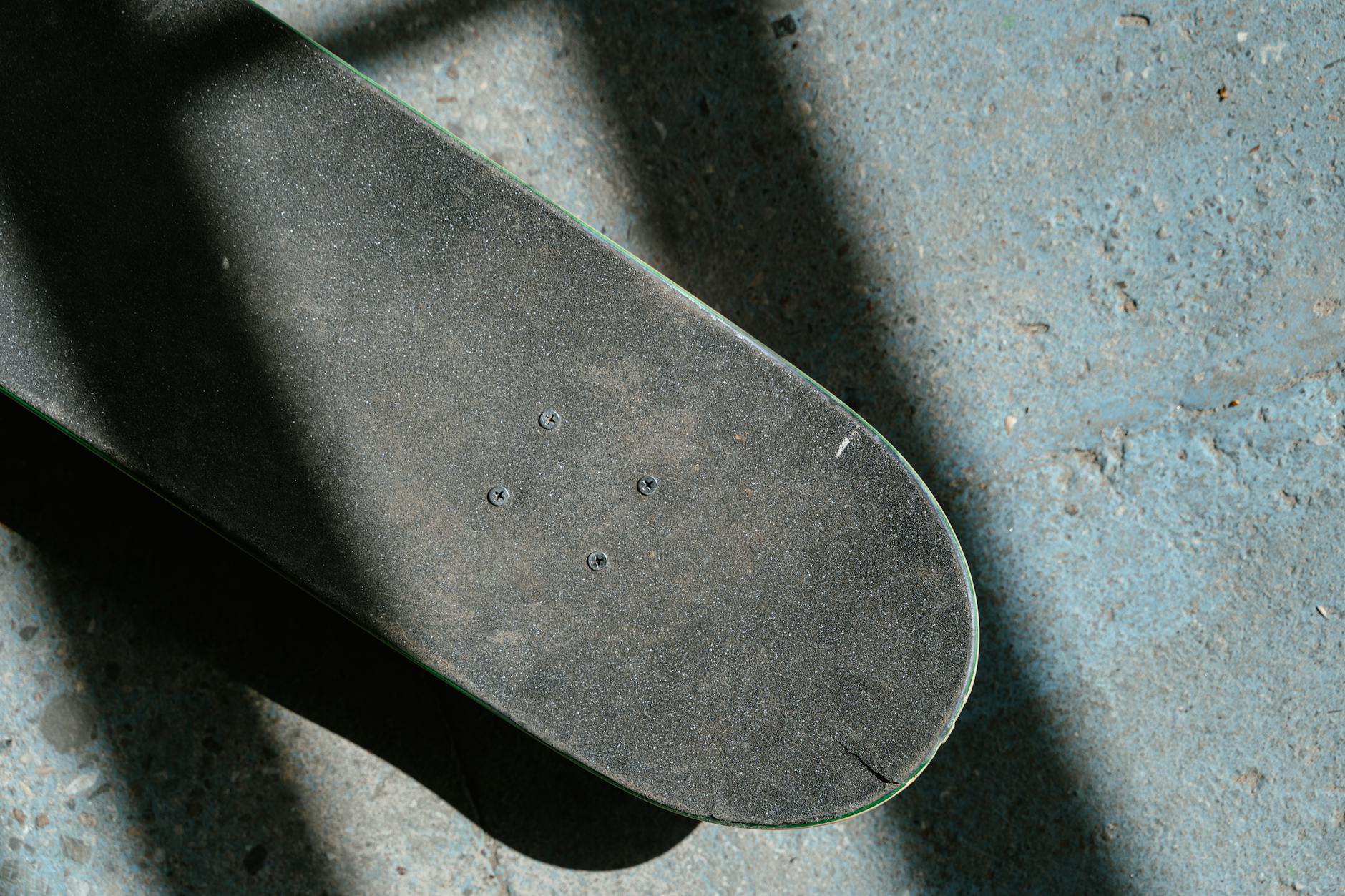 Skateboard auf rauem Beton