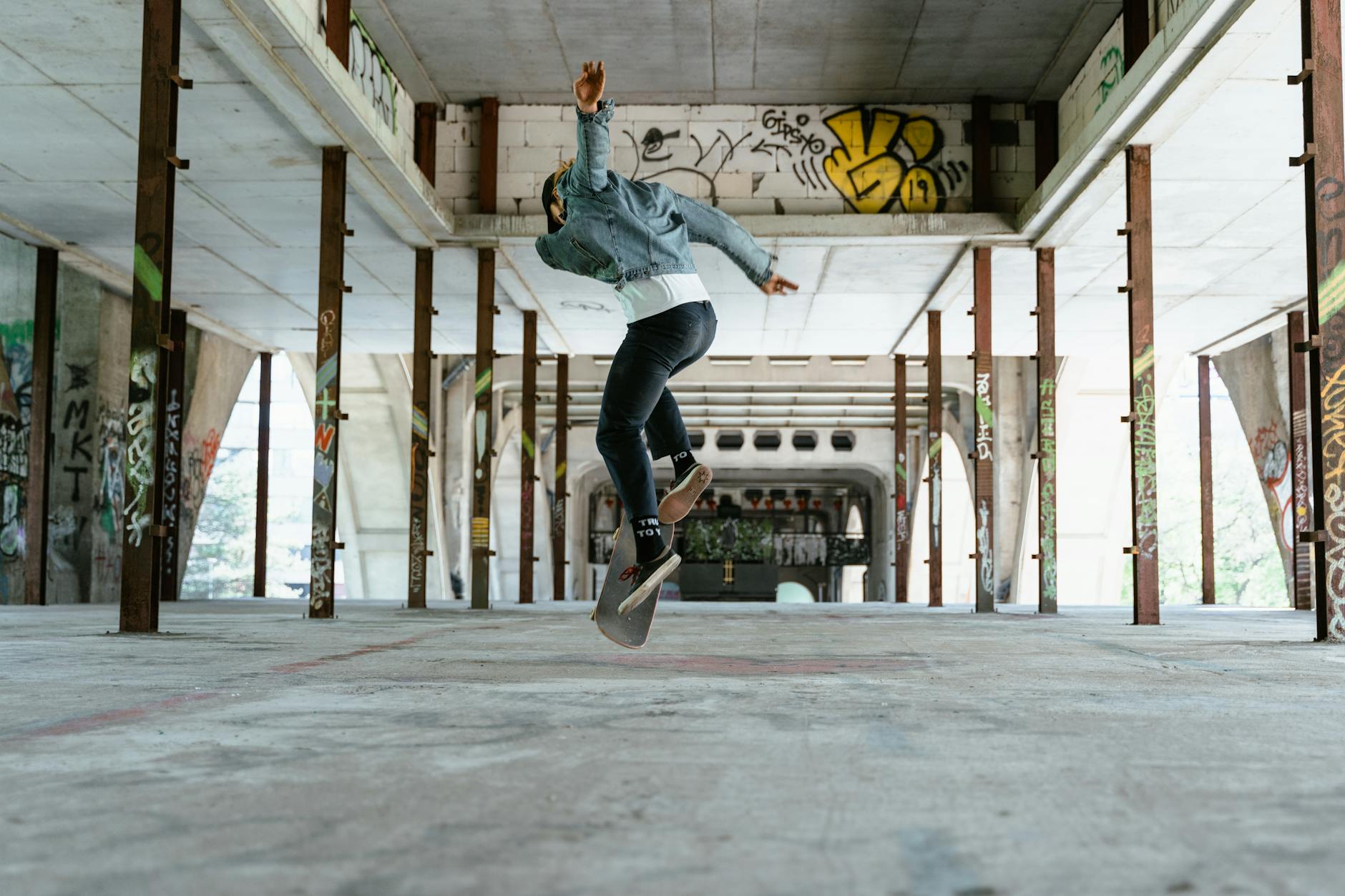 Skater macht Trick an Graffiti-Wand